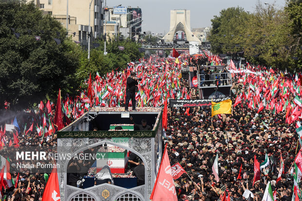 مراسم تشییع پیکر مطهر رهبر شهید انقلاب در تهران - ۱۶