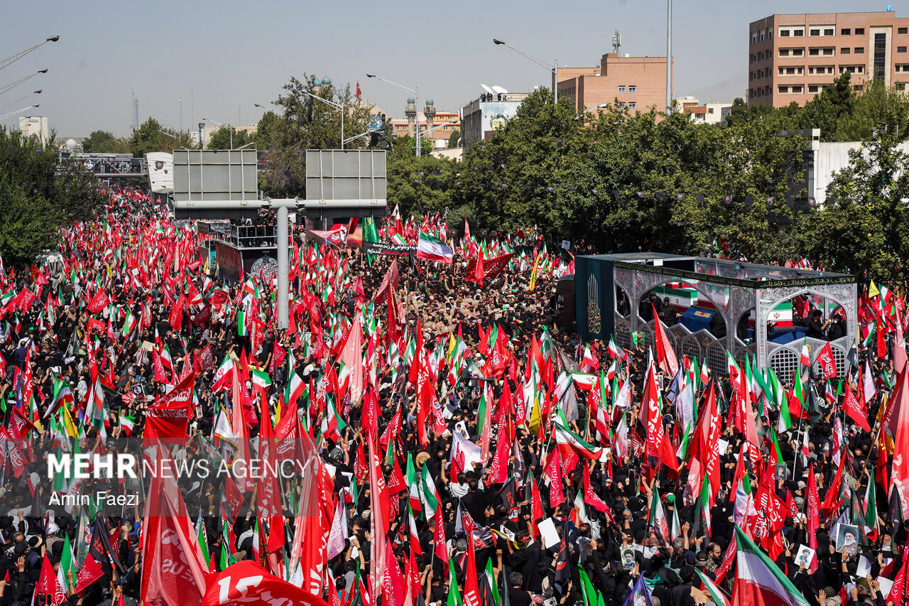 بەڕێکرانی تەرمی ڕێبەری شەهیدی ئێران