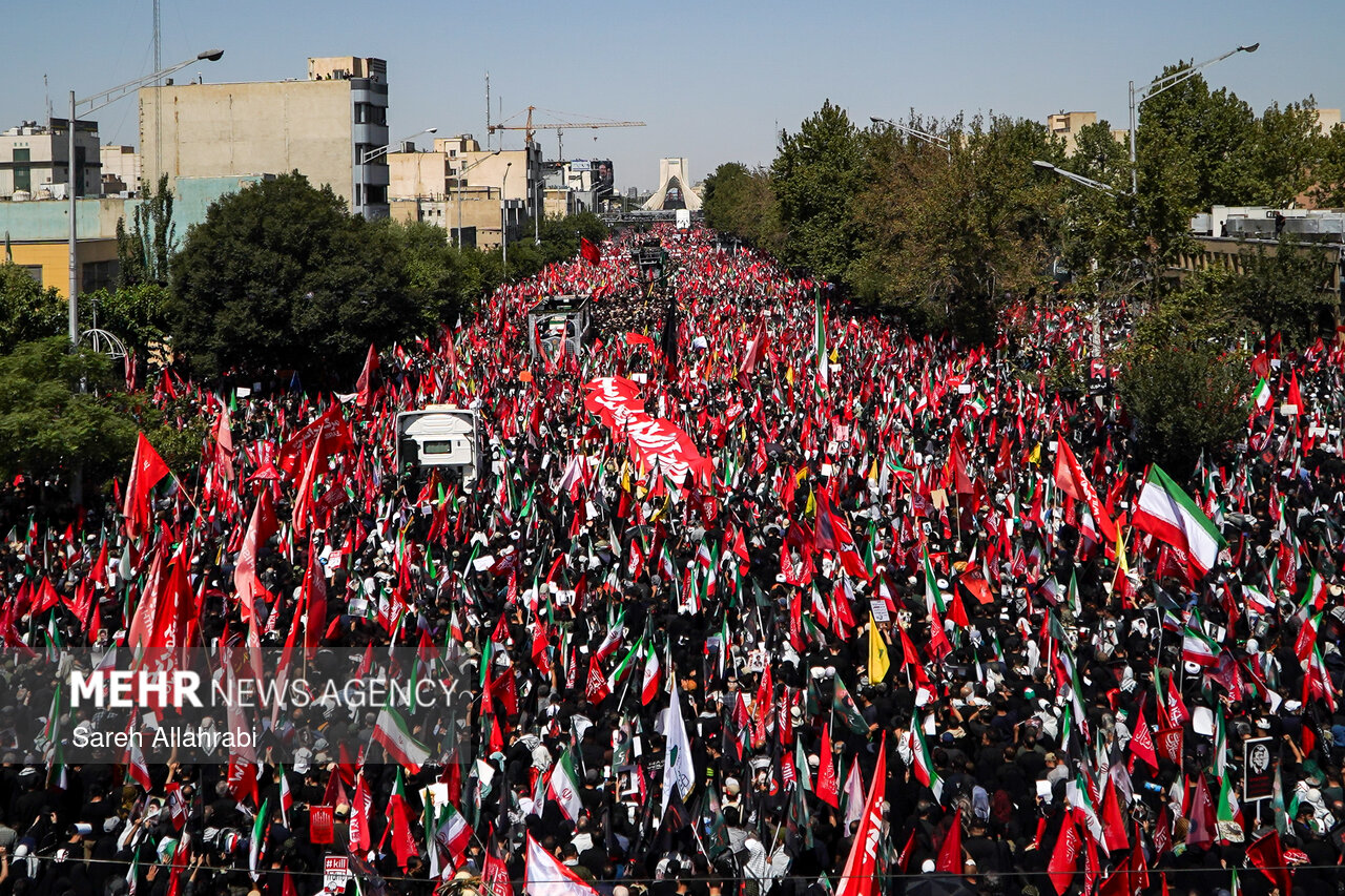 VIDEO: Father of 14-month-old martyr Zahra at Leader funeral