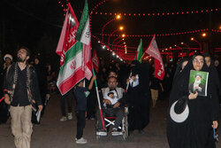 زائران رهبر شهید در مسیر مسجد جمکران - ۱