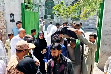 بلوچ های قصرقندی در مراسم تدفین رهبر شهید شرکت می کنند