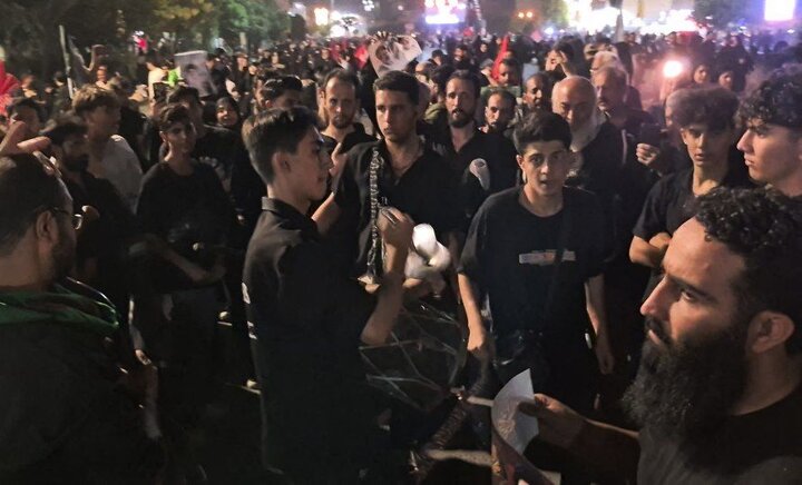 دمام زنی جوانان در سوگ رهبر شهید در قم دمام زنی جوانان در سوگ رهبر شهید در قم