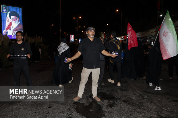 زائران رهبر شهید در مسیر مسجد جمکران