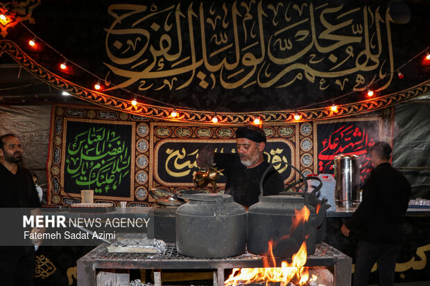 زائران رهبر شهید در مسیر مسجد جمکران