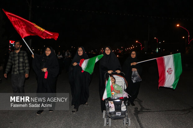زائران رهبر شهید در مسیر مسجد جمکران
