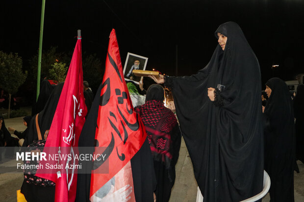 زائران رهبر شهید در مسیر مسجد جمکران