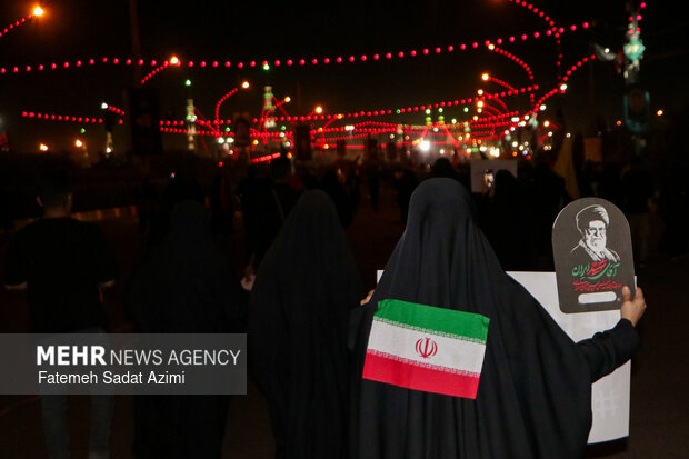 زائران رهبر شهید در مسیر مسجد جمکران