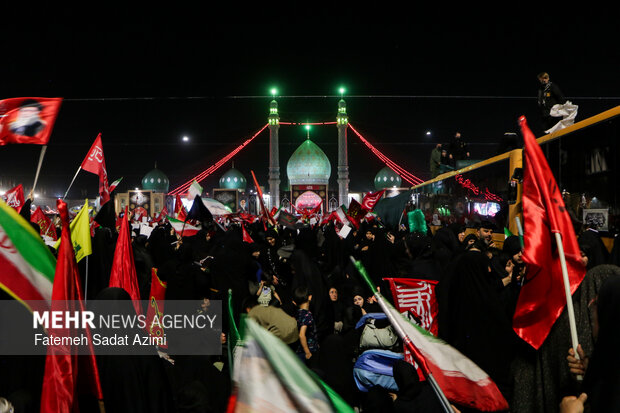 زائران رهبر شهید در مسیر مسجد جمکران
