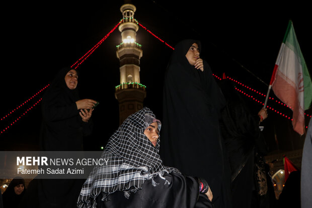 زائران رهبر شهید در مسیر مسجد جمکران