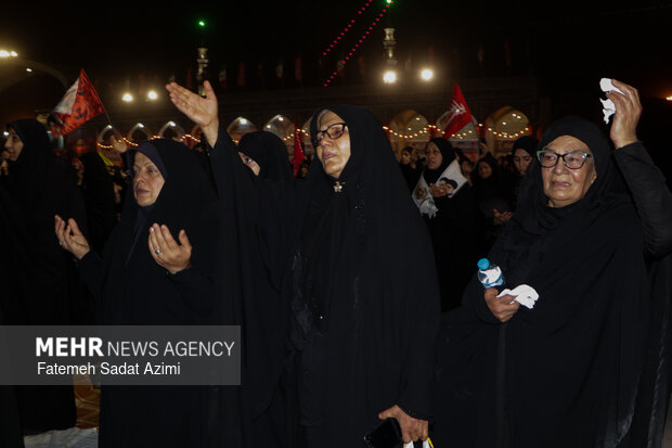 زائران رهبر شهید در مسیر مسجد جمکران