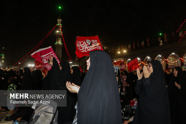 زائران رهبر شهید در مسیر مسجد جمکران
