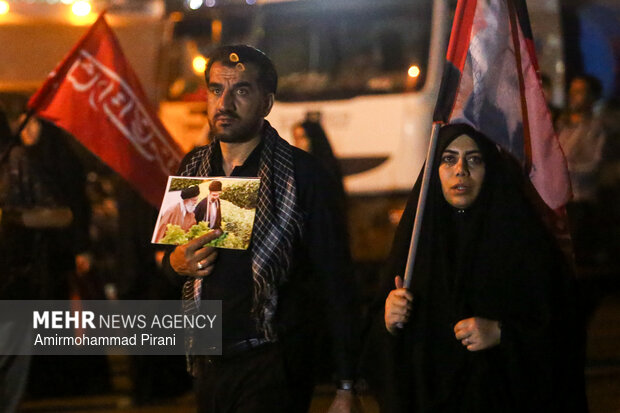 زائران رهبر شهید در مسیر مسجد جمکران - ۲