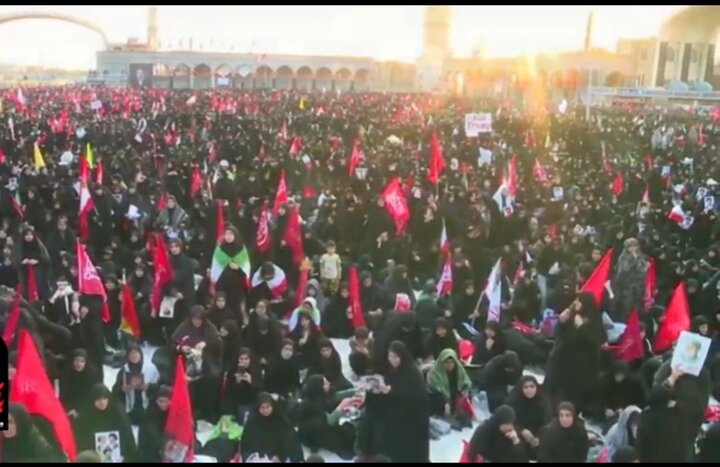 حضور گسترده مردم در میدان آل یاسین قم برای تشییع پیکر رهبر شهید انقلاب