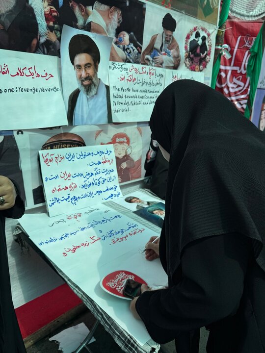 مطالبه انتقام سخت از قاتلان رهبر شهید توسط خواهران بسیجی پایگاه ایثار
