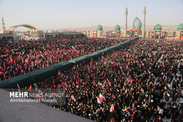 خیل عظیم جمعیت مردمی در اطراف مسجد جمکران برای بدرقه قائد شهید امت
