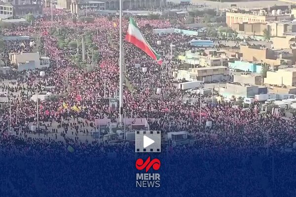 حضور جمعیت بی‌پایان عاشقان رهبر شهید در خیابان‌های اطراف مسجد جمکران