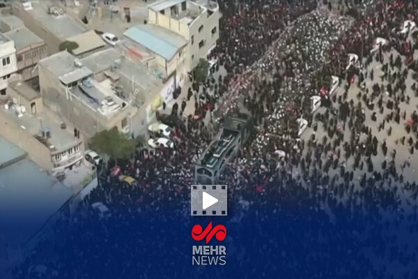 لحظه ورود خودروی حامل پیکر رهبر شهید انقلاب اسلامی به مسیر تشییع قم