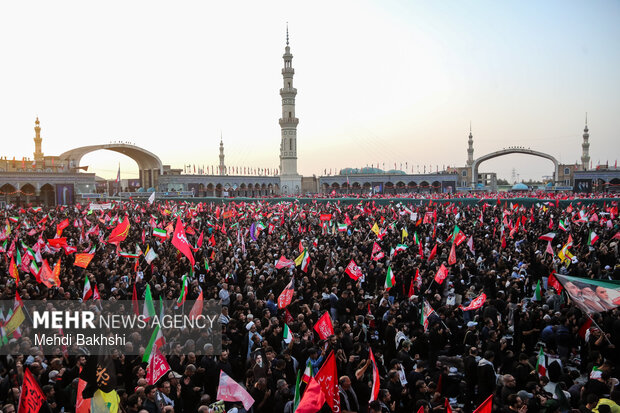 اقامه نماز بر پیکر رهبر شهید انقلاب در مسجد جمکران