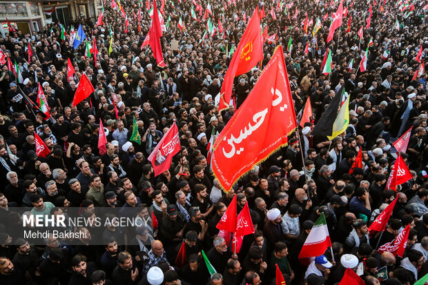 اقامه نماز بر پیکر رهبر شهید انقلاب در مسجد جمکران