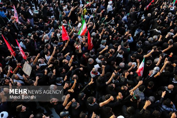 اقامه نماز بر پیکر رهبر شهید انقلاب در مسجد جمکران