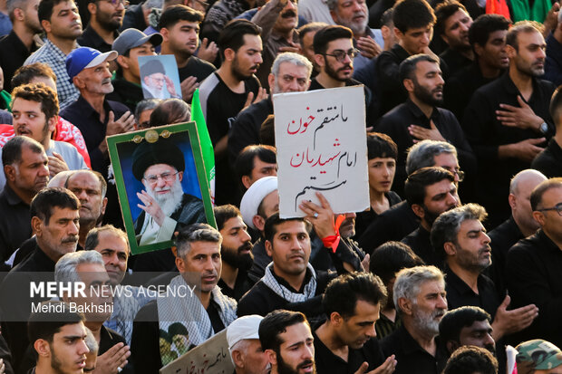 اقامه نماز بر پیکر رهبر شهید انقلاب در مسجد جمکران