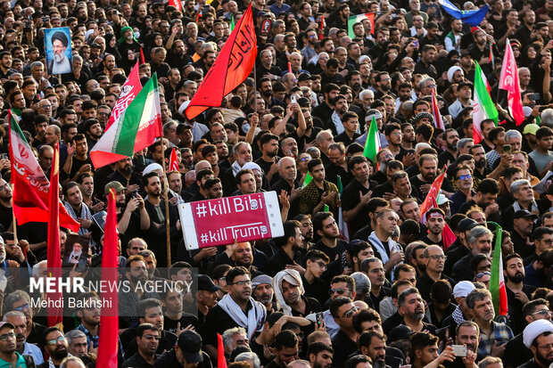 اقامه نماز بر پیکر رهبر شهید انقلاب در مسجد جمکران