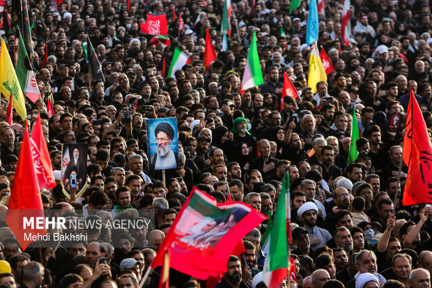 اقامه نماز بر پیکر رهبر شهید انقلاب در مسجد جمکران