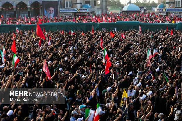 اقامه نماز بر پیکر رهبر شهید انقلاب در مسجد جمکران