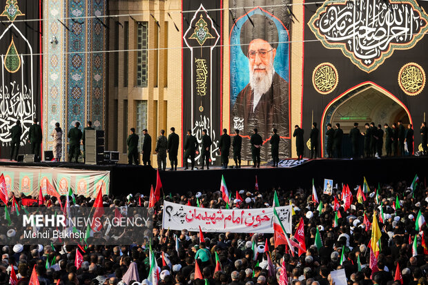 اقامه نماز بر پیکر رهبر شهید انقلاب در مسجد جمکران