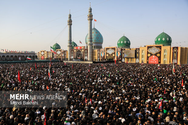 اقامه نماز بر پیکر رهبر شهید انقلاب در مسجد جمکران