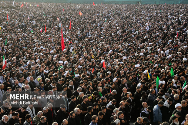 اقامه نماز بر پیکر رهبر شهید انقلاب در مسجد جمکران