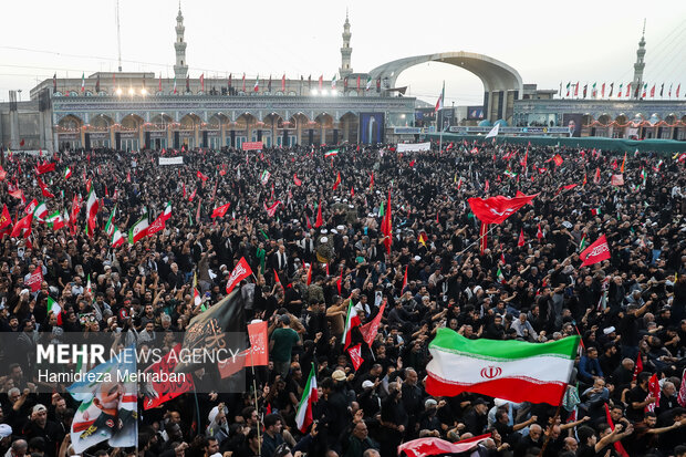 اقامه نماز بر پیکر رهبر شهید انقلاب در مسجد جمکران