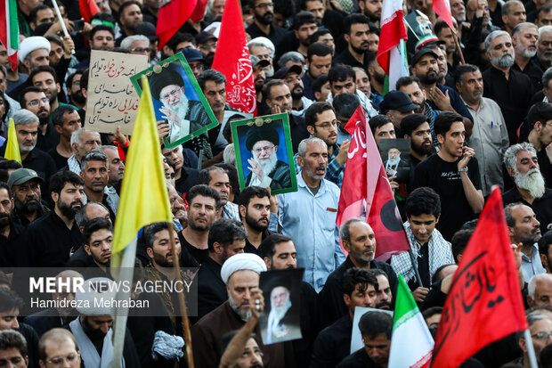 اقامه نماز بر پیکر رهبر شهید انقلاب در مسجد جمکران