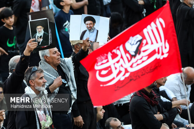 اقامه نماز بر پیکر رهبر شهید انقلاب در مسجد جمکران
