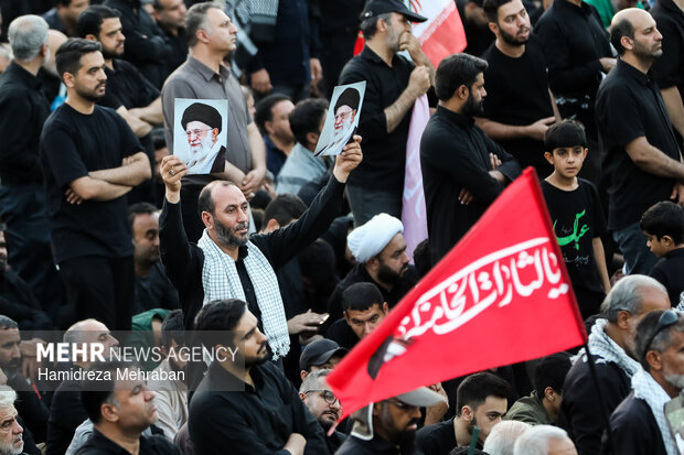 اقامه نماز بر پیکر رهبر شهید انقلاب در مسجد جمکران