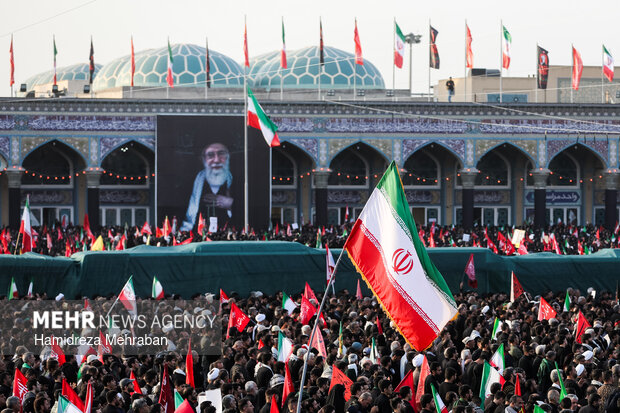 اقامه نماز بر پیکر رهبر شهید انقلاب در مسجد جمکران
