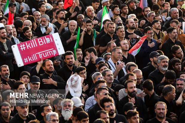 اقامه نماز بر پیکر رهبر شهید انقلاب در مسجد جمکران