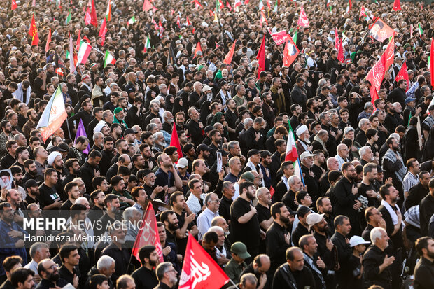 اقامه نماز بر پیکر رهبر شهید انقلاب در مسجد جمکران
