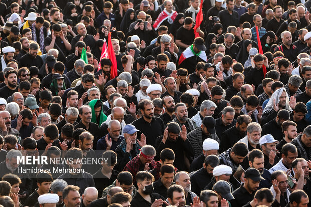 اقامه نماز بر پیکر رهبر شهید انقلاب در مسجد جمکران