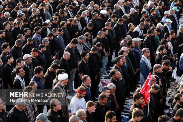 اقامه نماز بر پیکر رهبر شهید انقلاب در مسجد جمکران