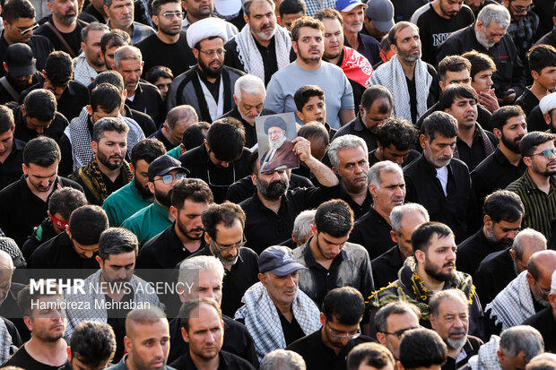 اقامه نماز بر پیکر رهبر شهید انقلاب در مسجد جمکران