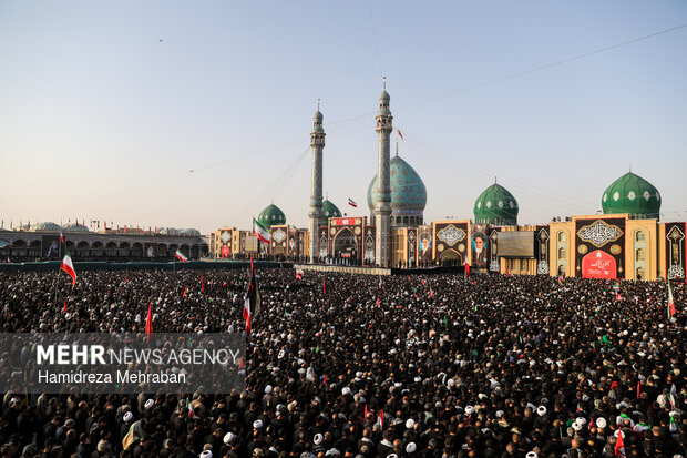 اقامه نماز بر پیکر رهبر شهید انقلاب در مسجد جمکران
