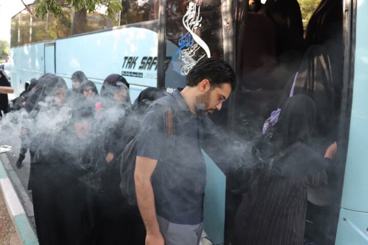 کاروان «راویان وداع» با حضور۸۰ هنرمند از مرکزی عازم قم شد