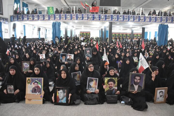 مراسم باشکوه وداع بانوان خرمآبادی با رهبر شهید برگزار شد