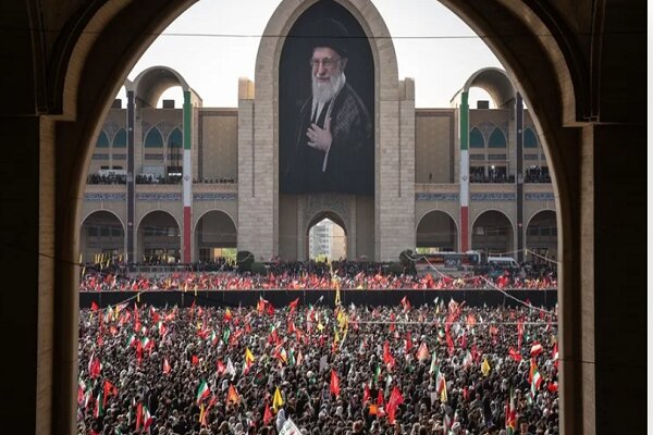 "نيويورك تايمز": تشییع القائد الشهيد تكشف ملامح إيران في مرحلة ما بعده