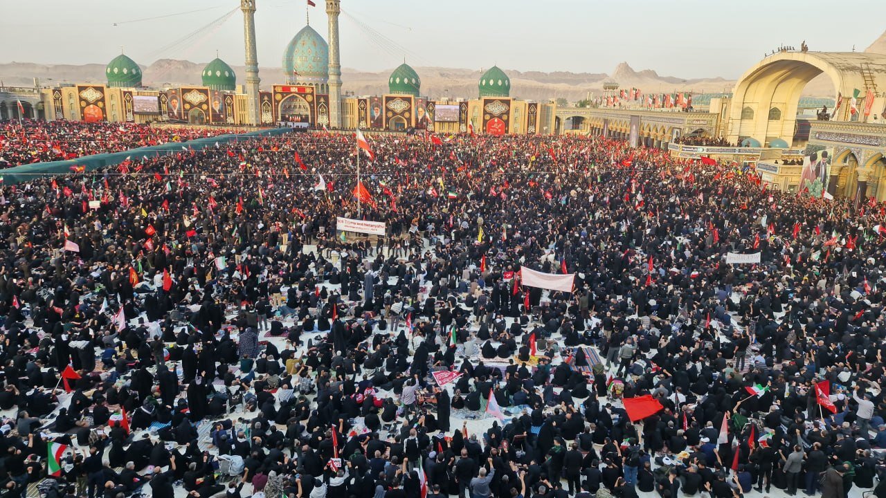 پرواز هلیکوپتر سیاه پوش بر فراز مسجد مقدس جمکران