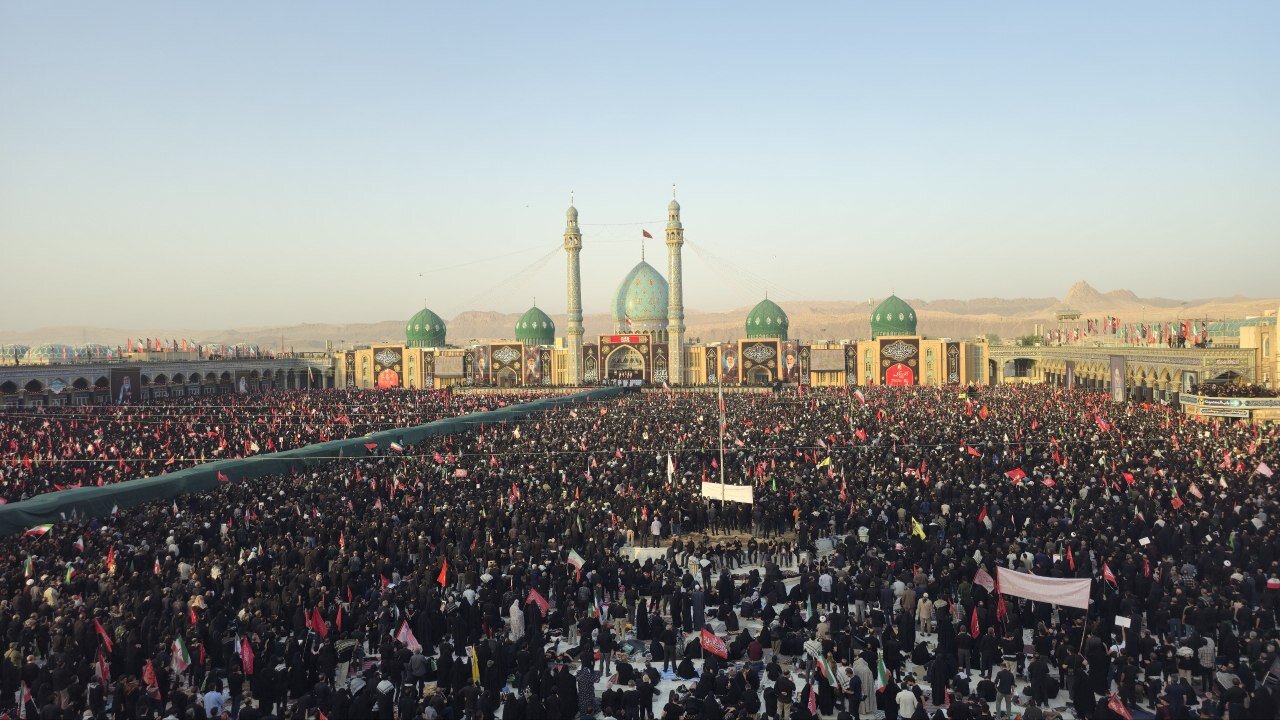 بەڕێکرانی تەرمی ڕێبەری شەهیدی ئێران لە قوم؛ شار ڕەش پۆش شین دەگێڕێت