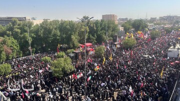 پیکر رهبر شهید ایران در مسیر حرم حضرت علی(ع)+فیلم