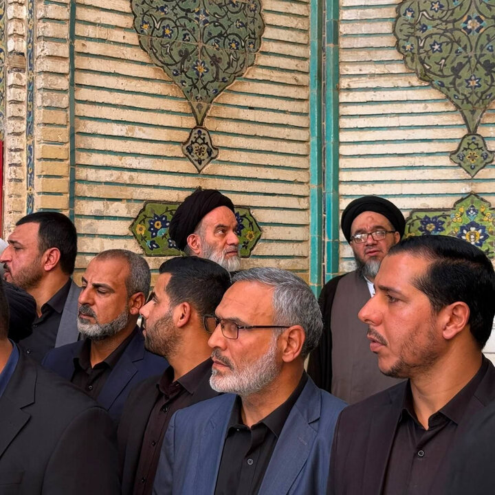 حضور فرزندان آیت الله العظمی سید علی سیستانی مرجع عالی قدر شیعیان عراق در مراسم اقامه نماز بر پیکر رهبر شهید ایران