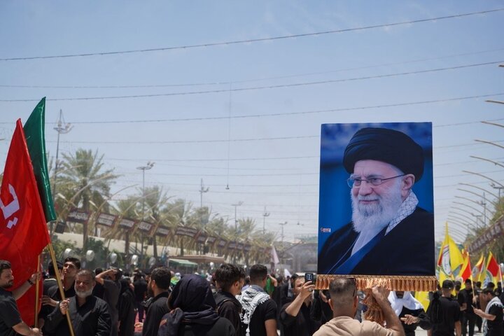 انتظار مردم عراق در کربلای معلی برای ورود پیکر رهبر شهید ایران